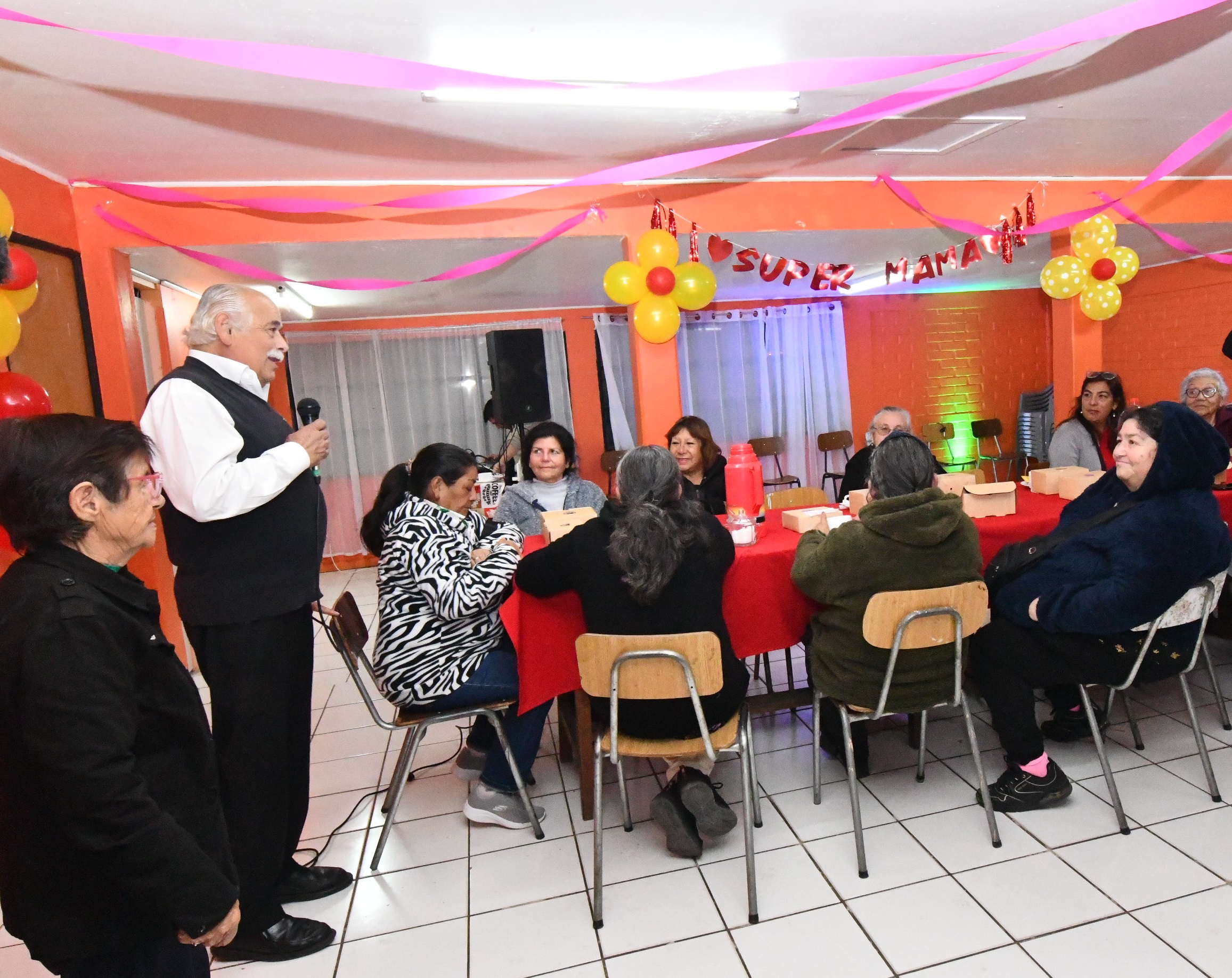 Alcalde Jacob saluda  a las madres en su día